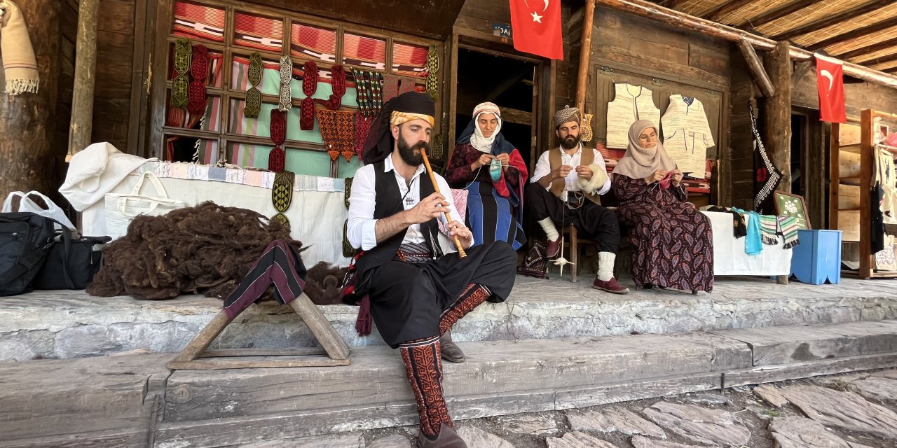 Hemşin çorabını tanıtıyor