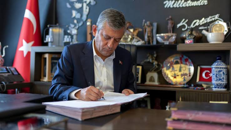 Özgür Özel, Yeni Parti’nin genel başkanı seçildi