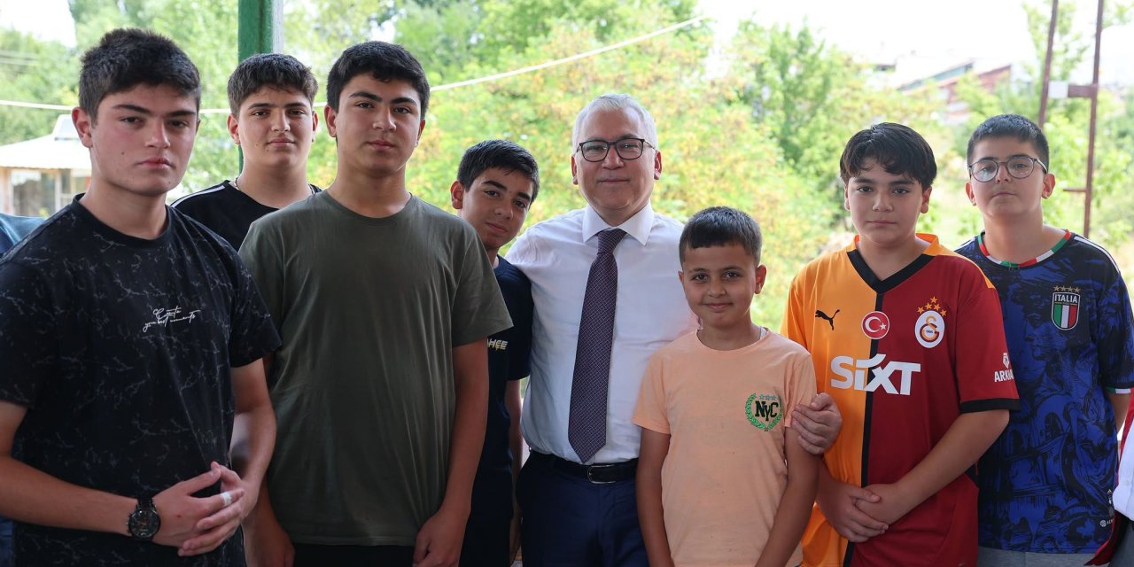 Vali Şimşek çocuklarla bir araya geldi