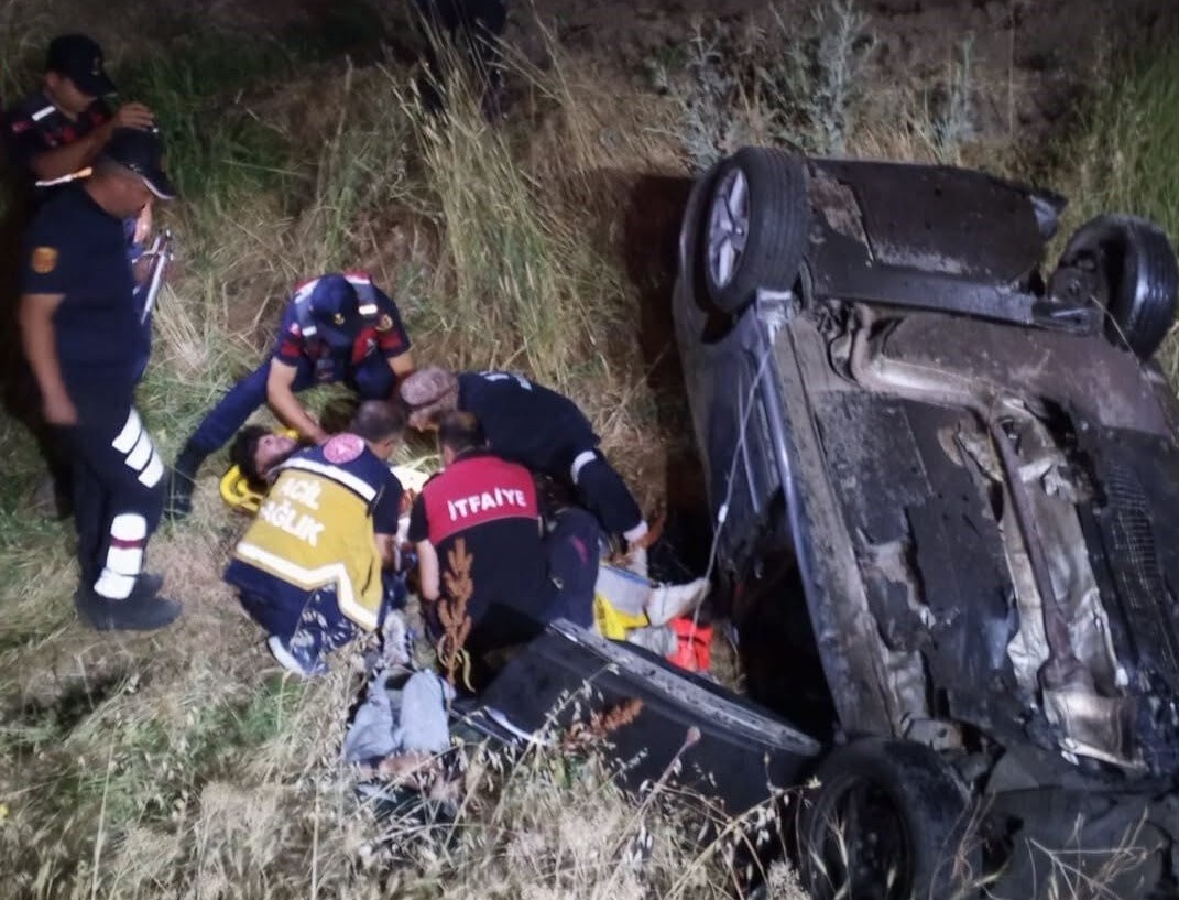 Sivas'ta otomobil takla attı:4 yaralı
