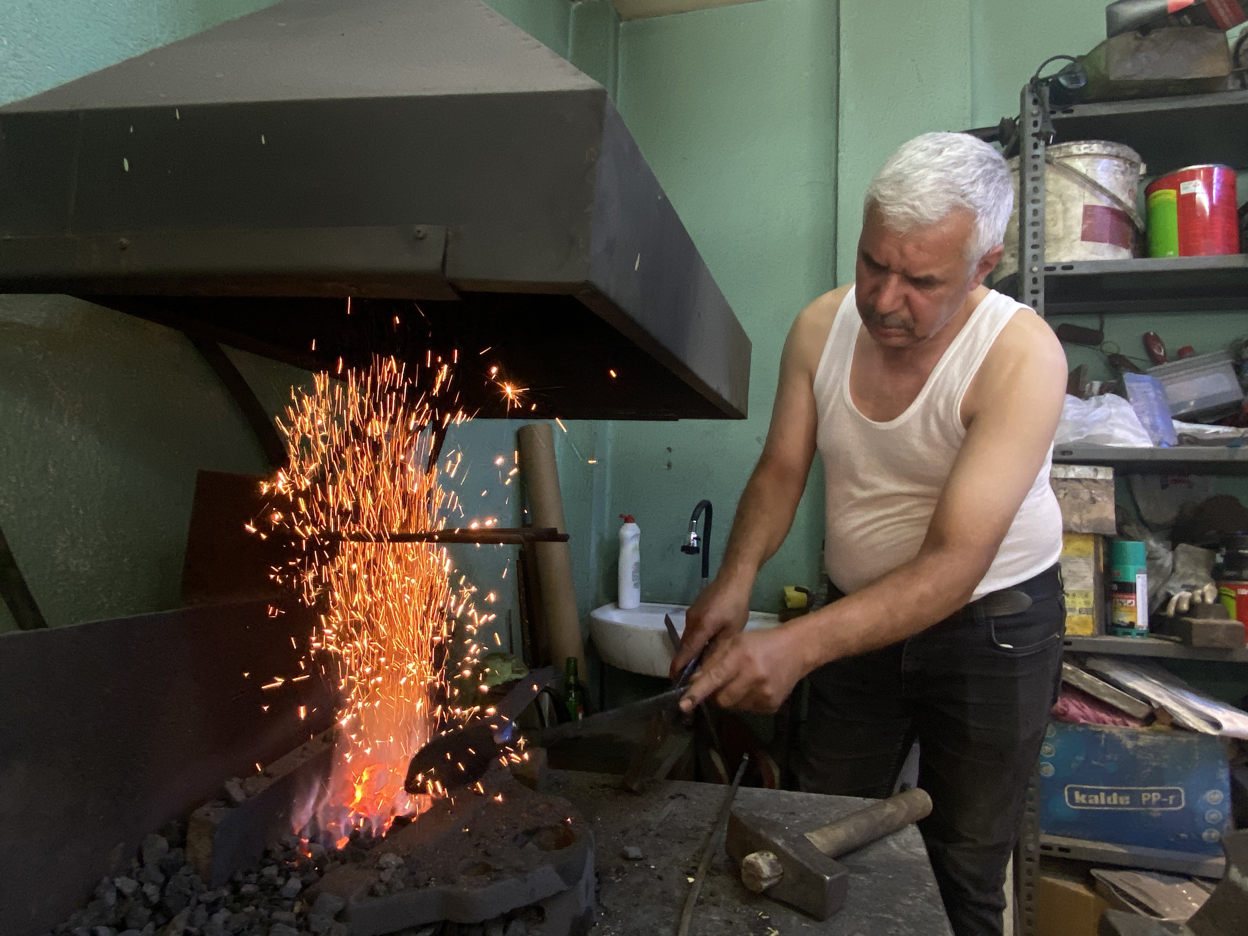 Sivaslı ustanın ateşle mücadelesi