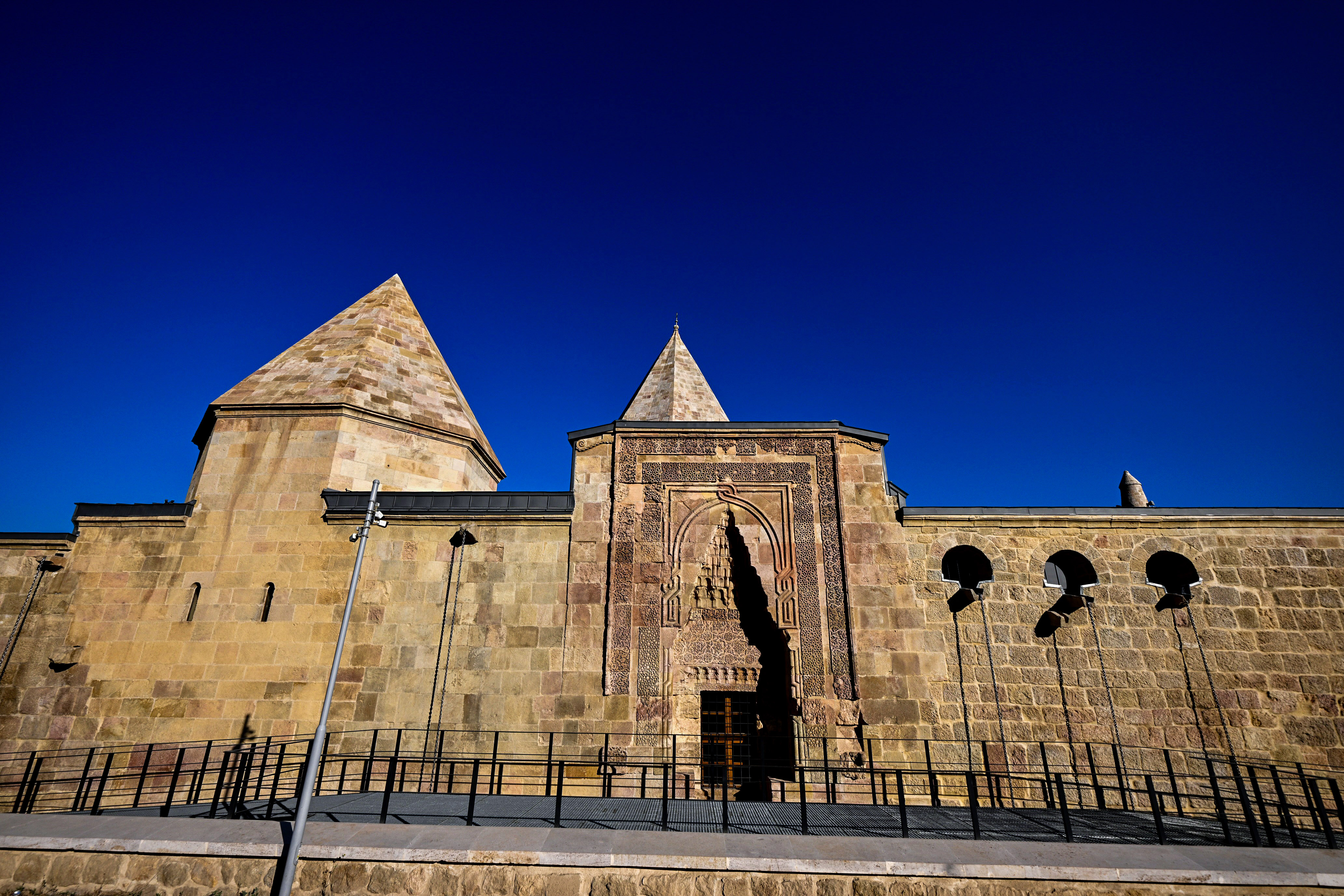 Divriği Ulu Camii'nin Taşları Konuşuyor! Kapılardaki Gizemli Gölgeler Hayran Bırakıyor