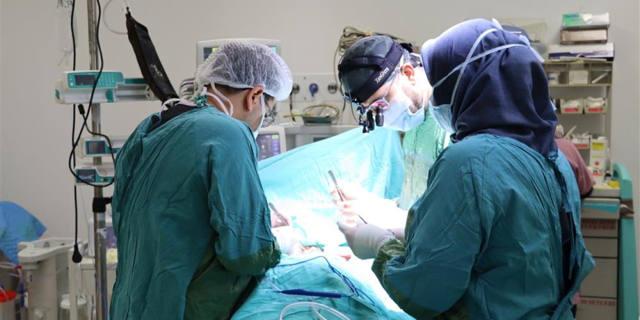 Sivas'ta hastaya uyanık şah damarı ameliyatı yapıldı