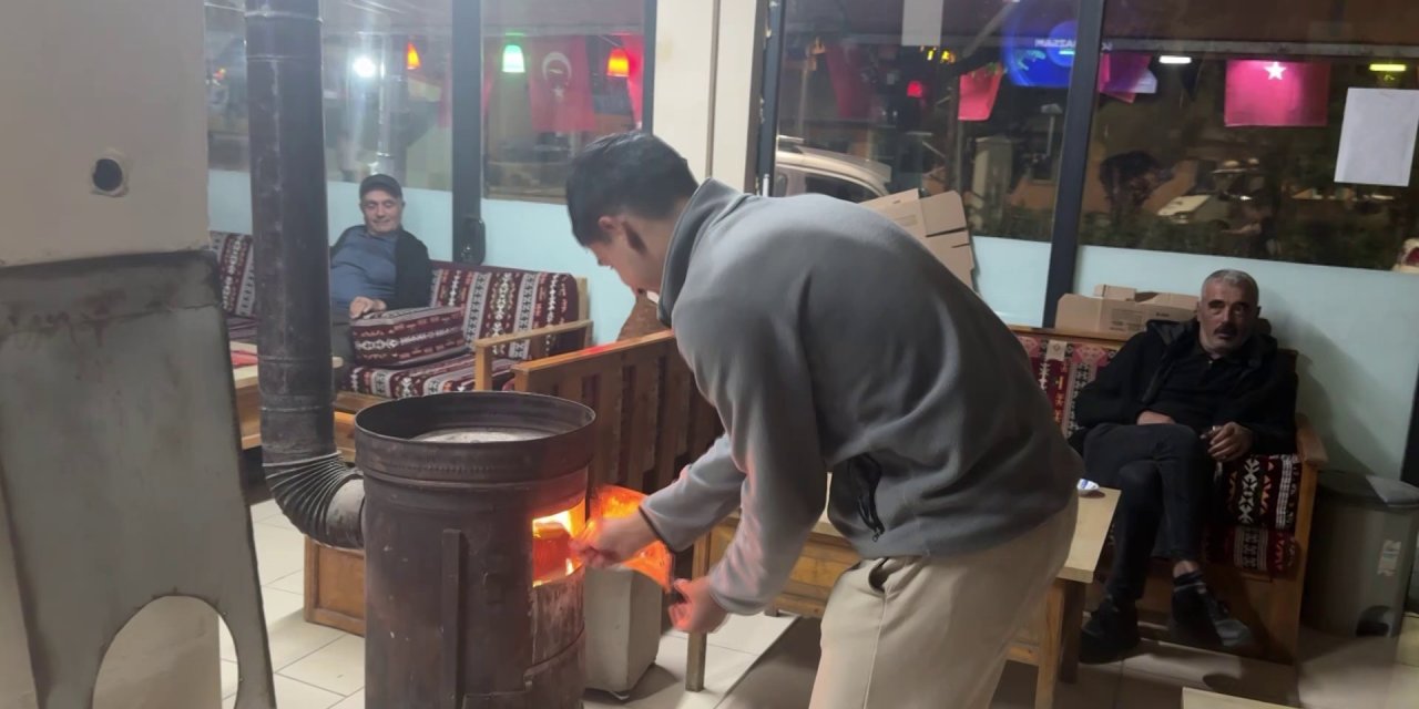 Sivas'ta yaz ortasında soba yakılıyor