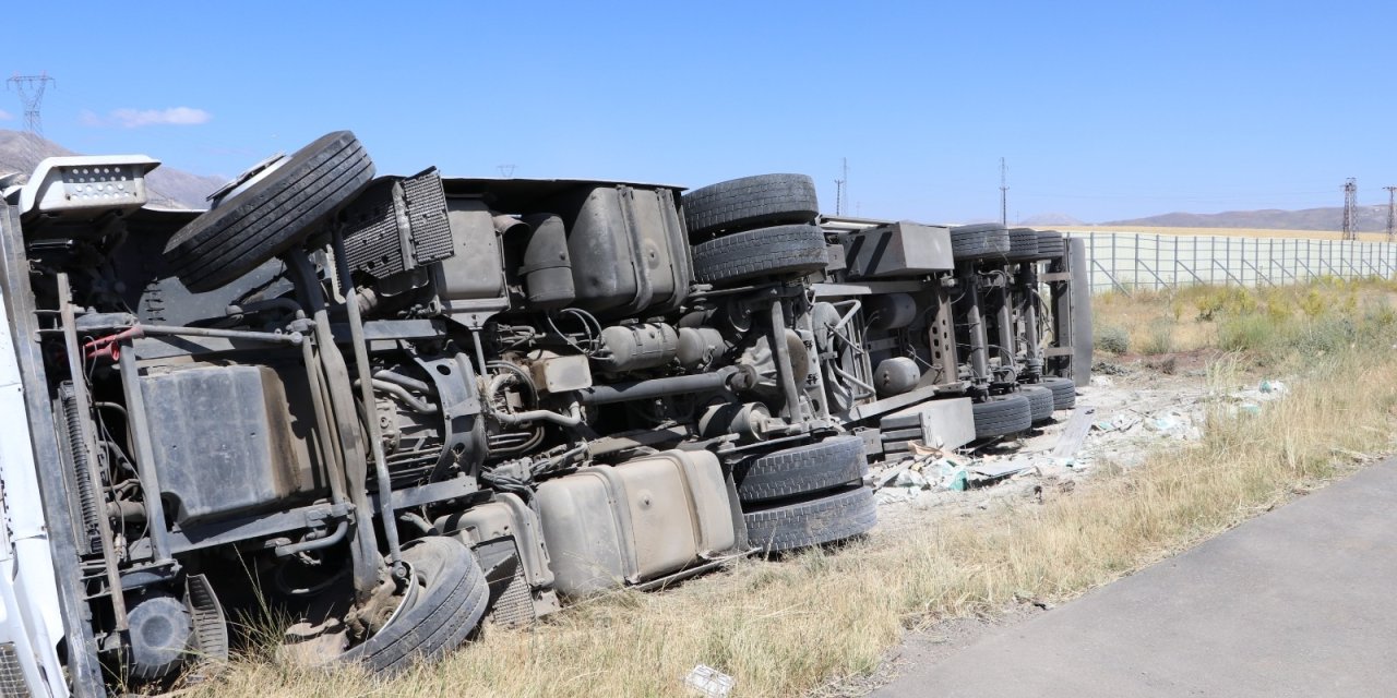 Sivas'ta devrilen TIR'ın sürücüsü yaralandı