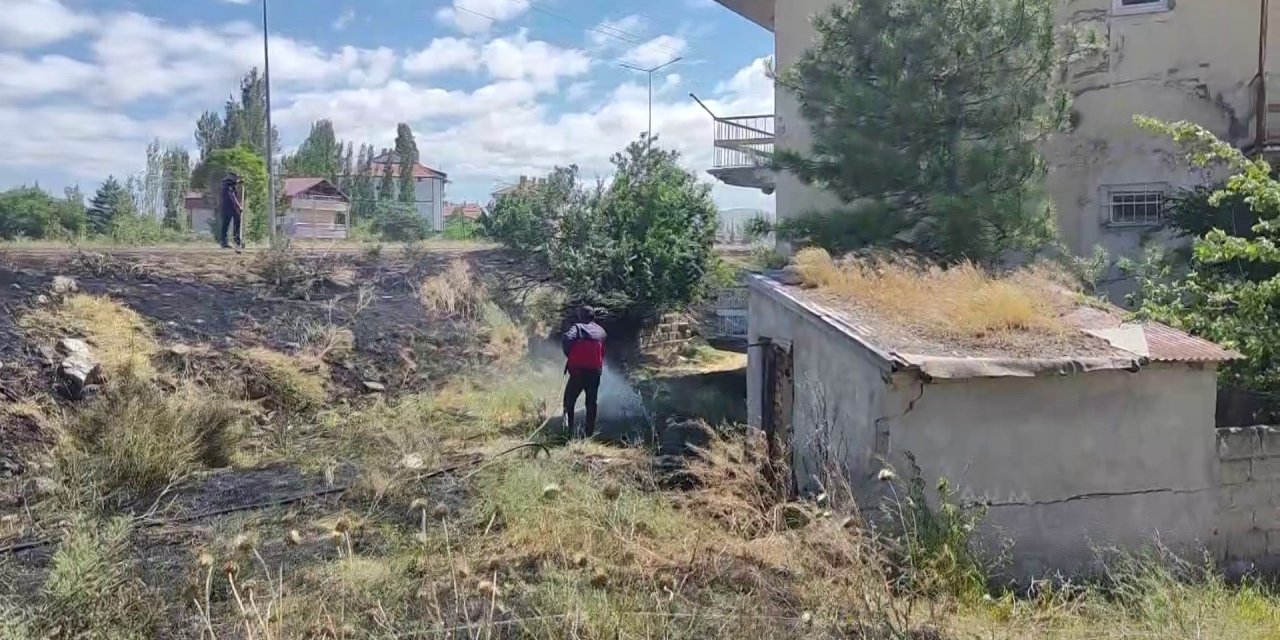Sivas'ta fırtına yangına neden oldu