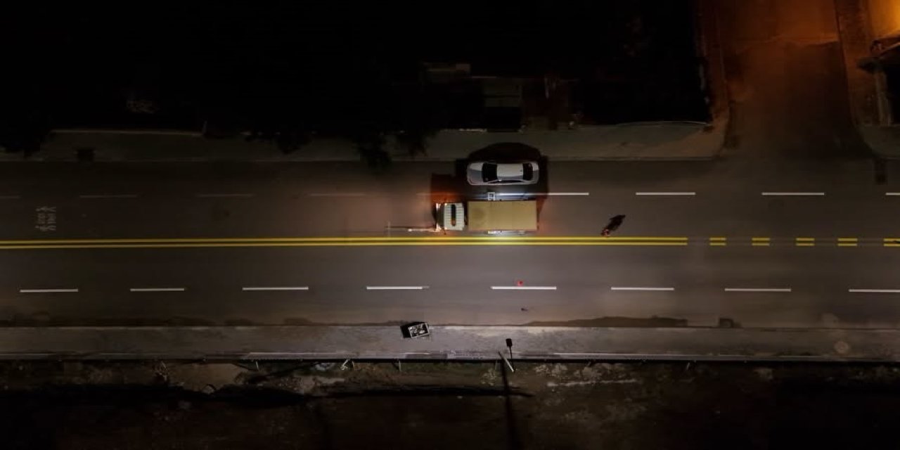 Sivas'ta caddeler gece boyanıyor