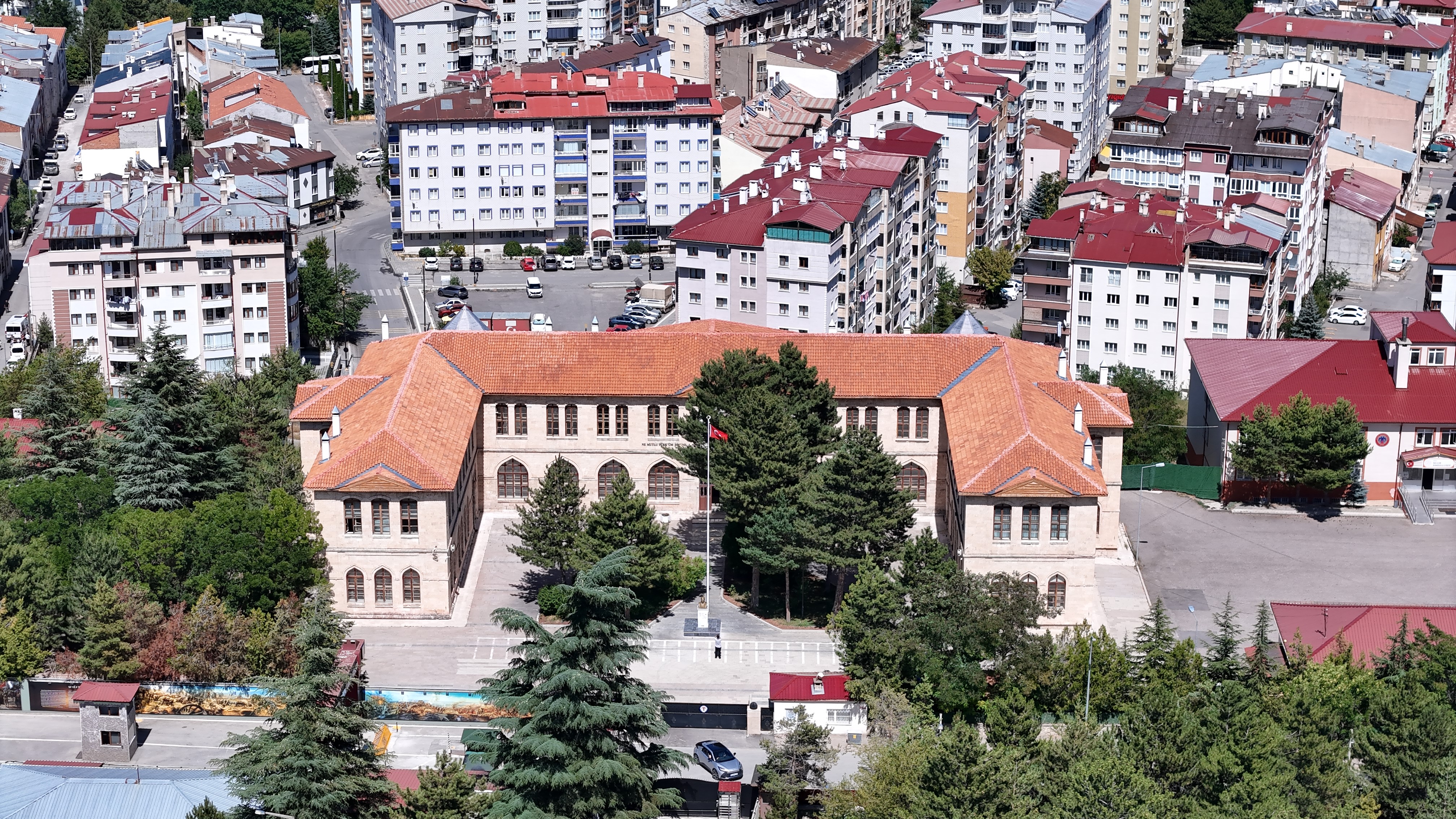 Sivas'ta 144 yıllık eğitim çınarı ayakta