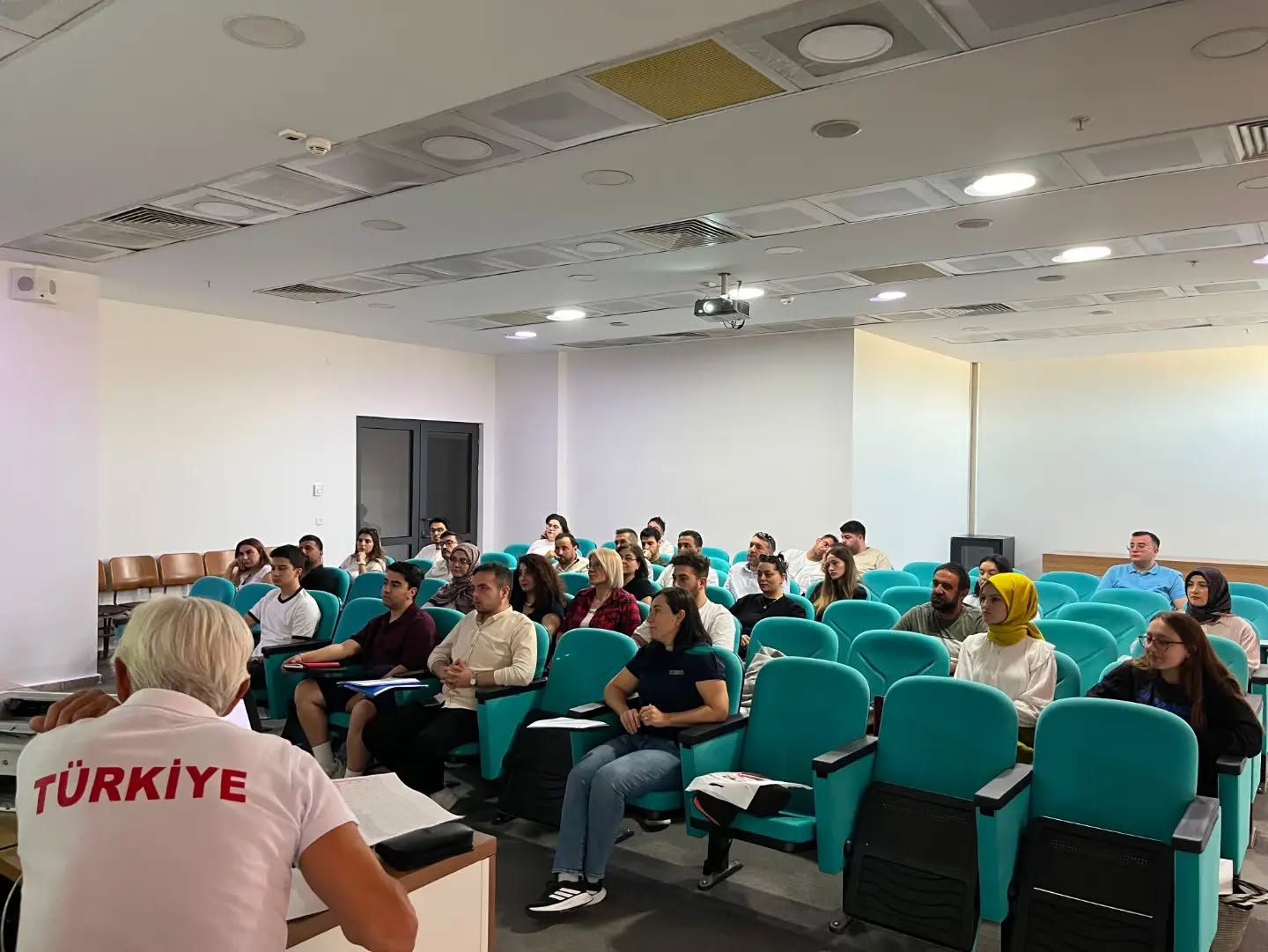 Yüzme hakem adayları Sivas'ta eğitimde