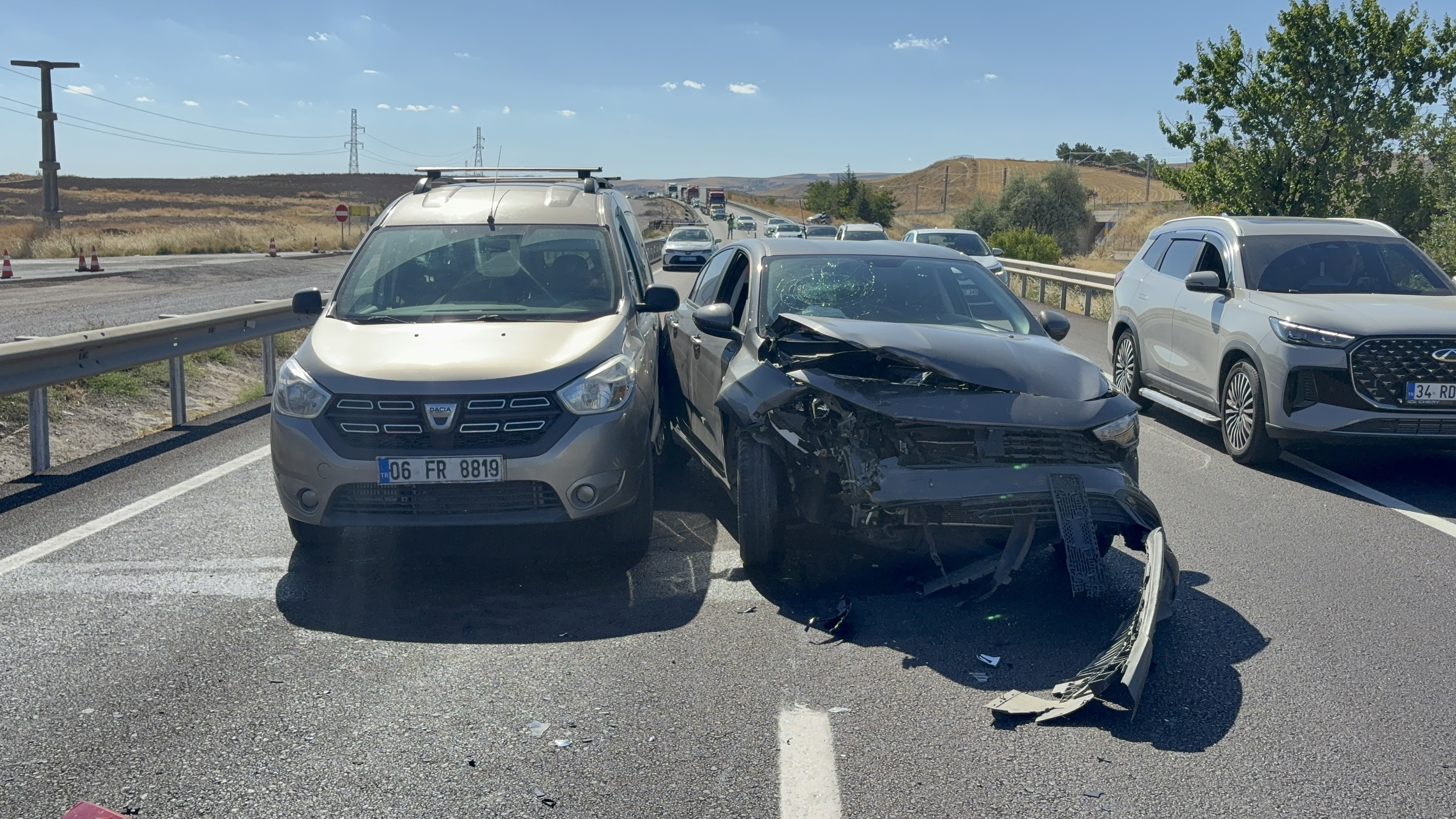 Kırıkkale'de 4 aracın karıştığı trafik kazasında 3 kişi yaralandı