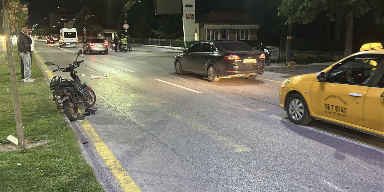 Sivas'ta motosiklet ile elektrikli bisiklet çarpıştı: 2 ağır yaralı