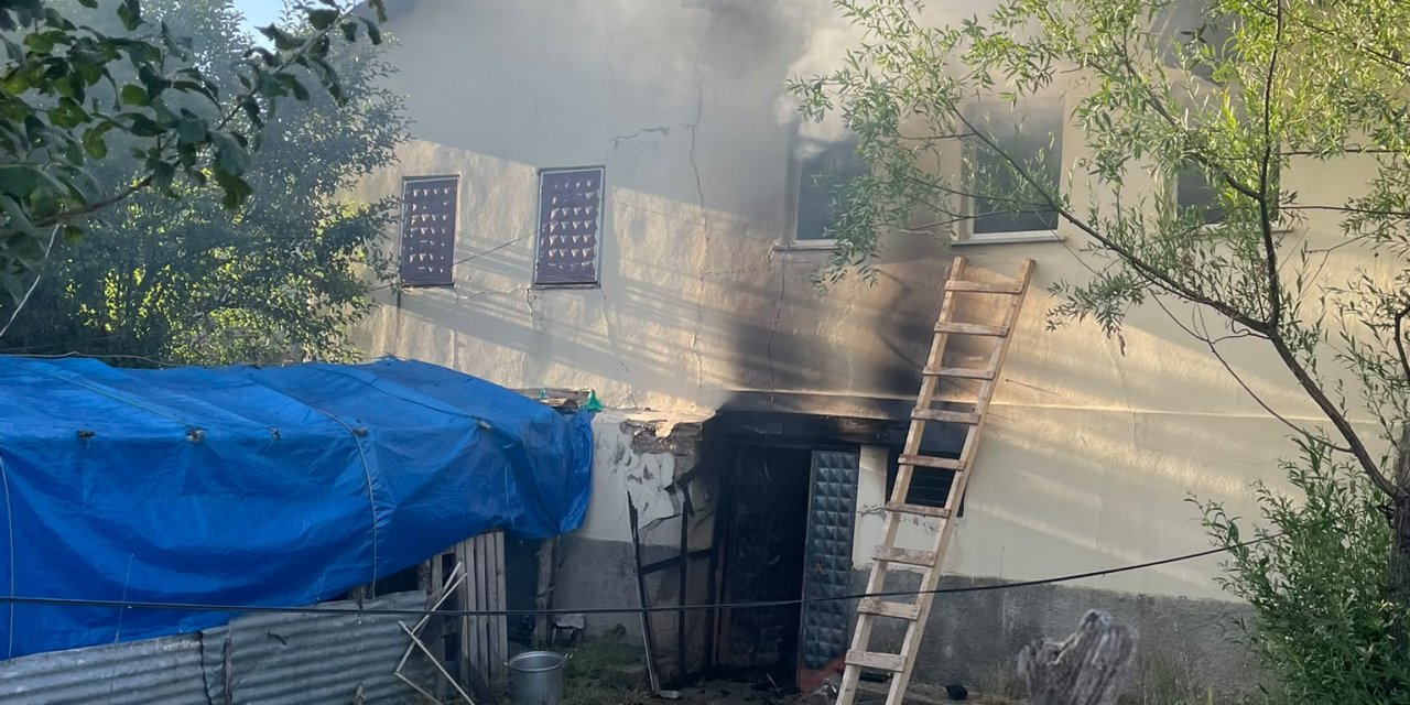 Sivas'ta ev yangını güçlükle söndürüldü