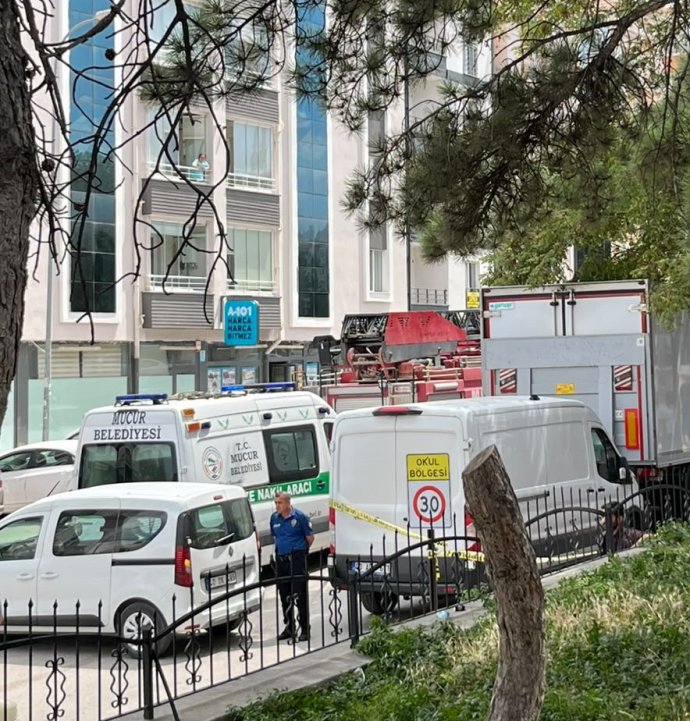 Hidrolik rampanın altında kalıp öldü