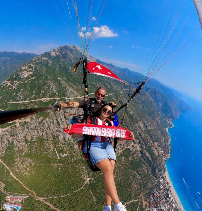Sivasspor aşkı sınır tanımıyor! Fethiye semalarında Sivasspor atkısı açtı