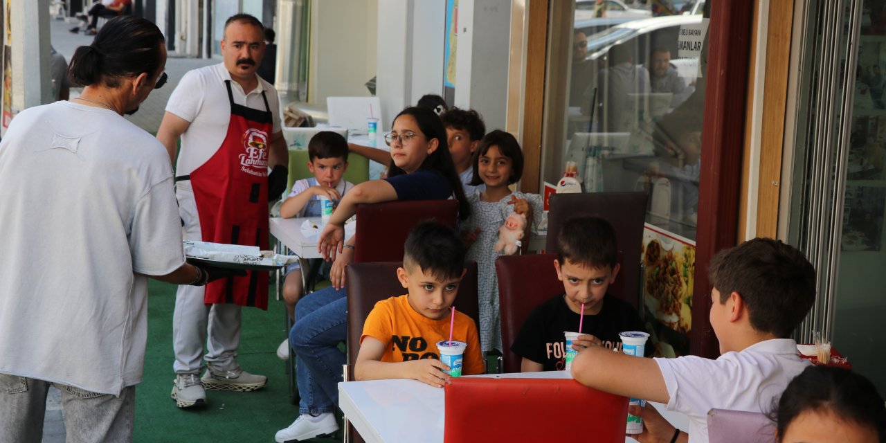 Sivas'ta esnaf çocuklara ücretsiz lahmacun dağıttı
