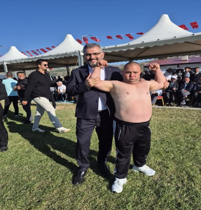 Tanrıverdi'nin "başpehlivan" paylaşımı beğeni topladı