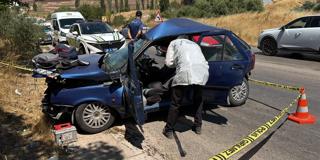 Çöp kamyonu ve TIR otomobile çarptı: 1 ölü, 1 ağır yaralı