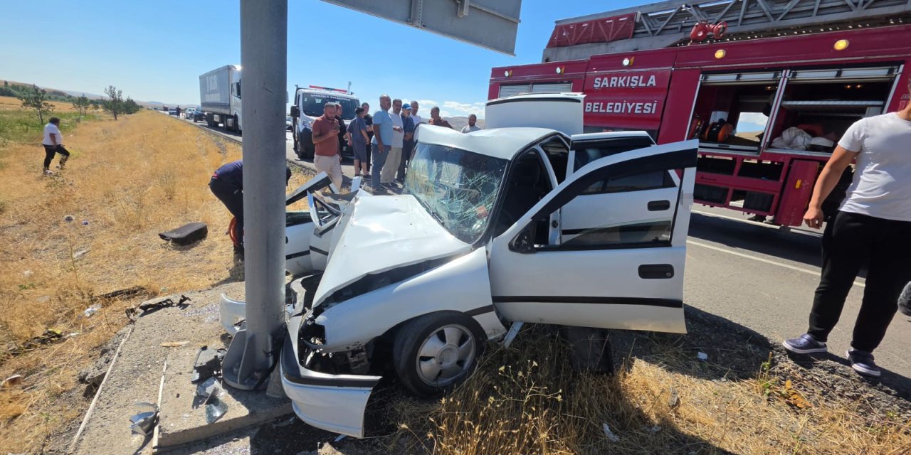 Sivas'ta otomobil yön levhasında çarptı: 3 yaralı