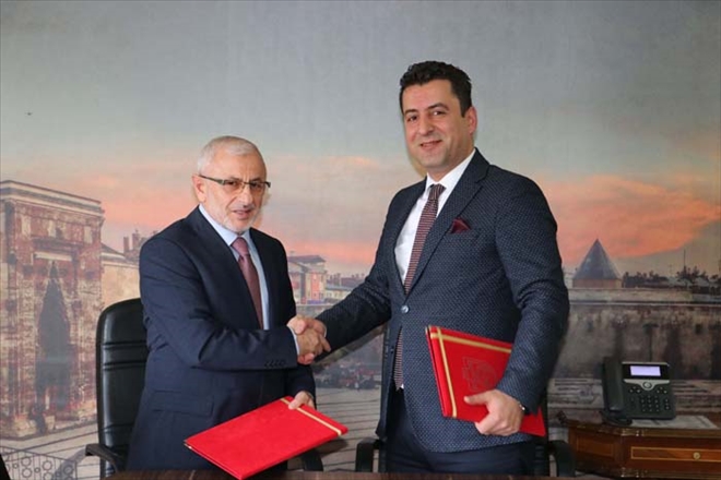 ÖĞRENCİLERE MİLLİ VE AHLAKİ DEĞERLER AŞILANACAK