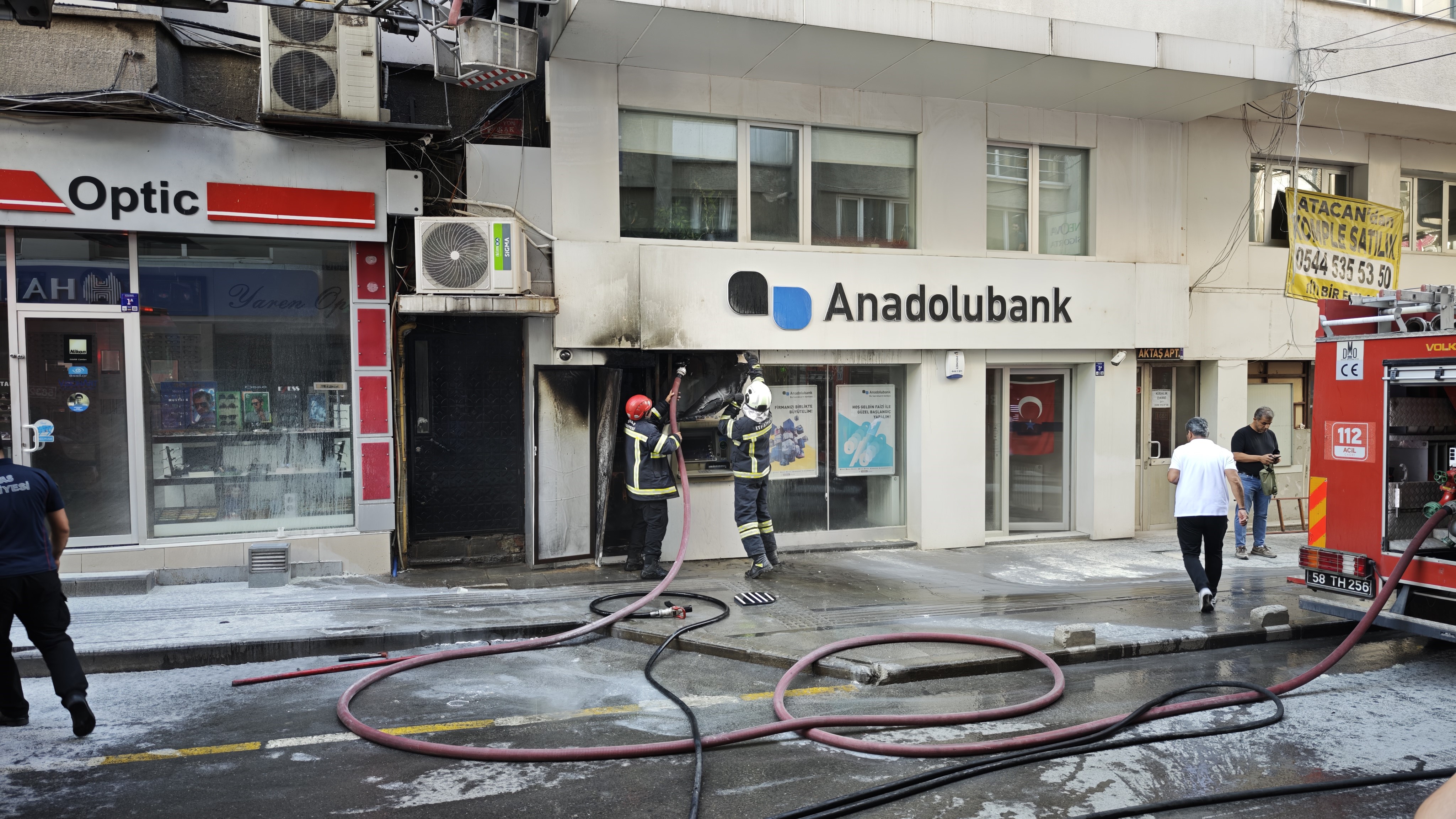 Sivas'ta ATM'de yangın çıktı!