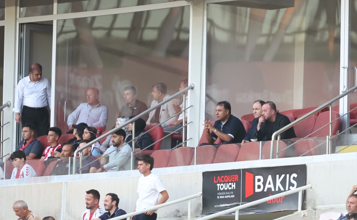 Sivasspor’da eski ve yeni yönetim aynı locada