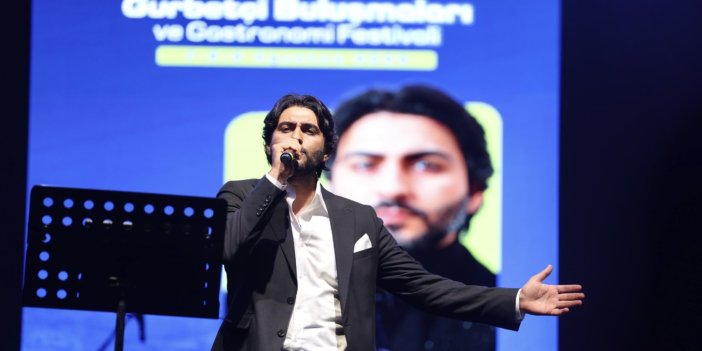 Kongre müzesi bahçesinde yüzlerce Sivaslı şarkılara eşlik etti