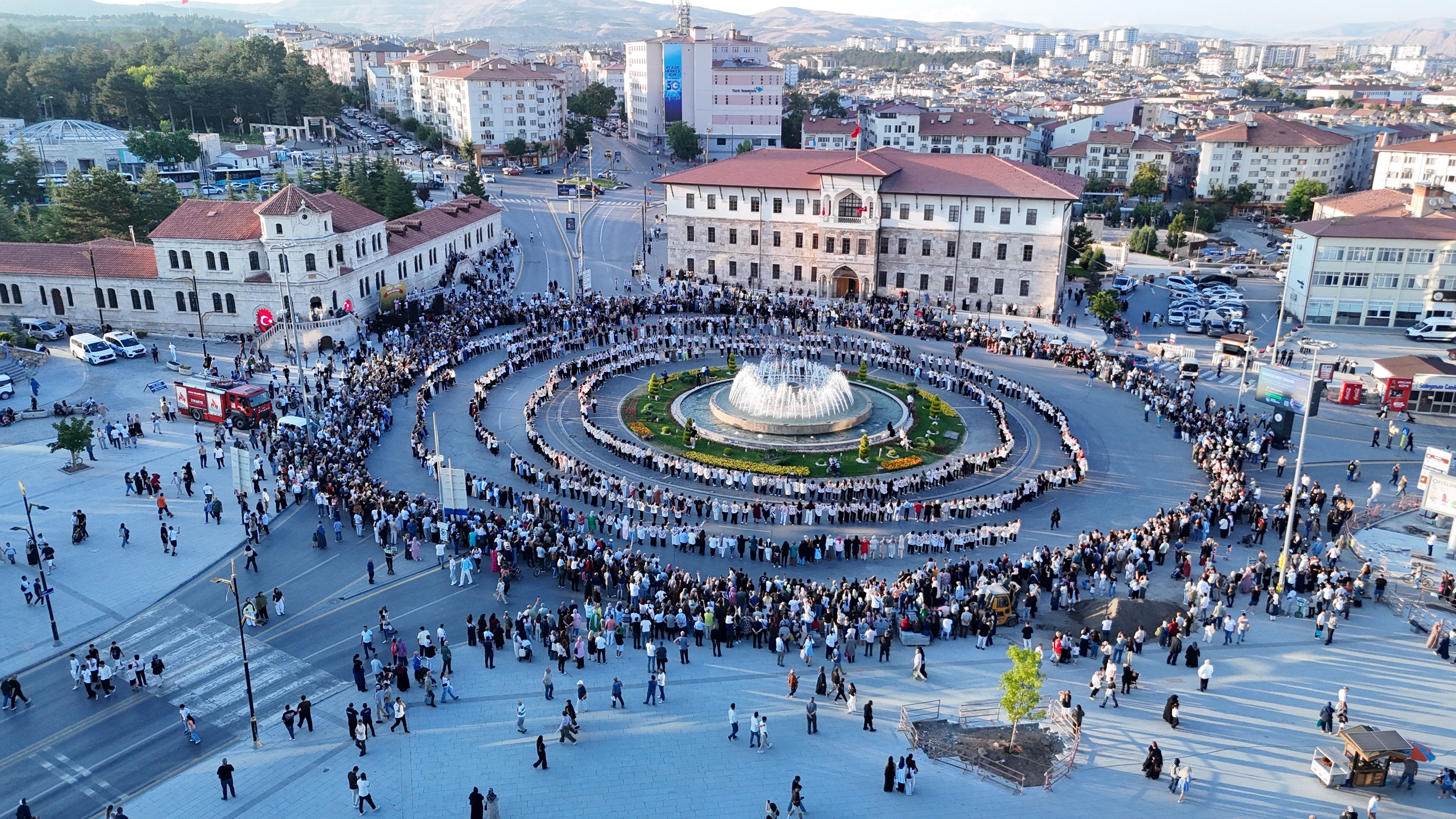 1058 kadın Sivas meydanında halay çekti