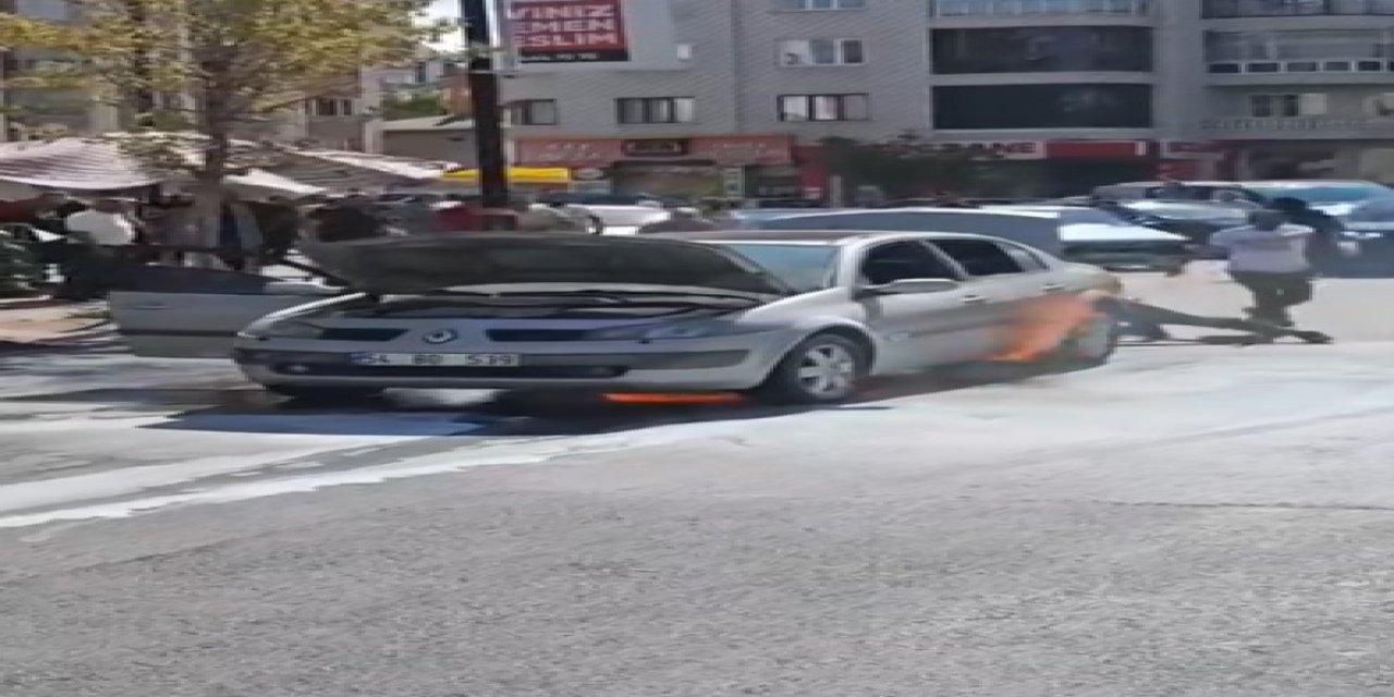 Sivas'ta otomobildeki yangına vatandaşlar koştu