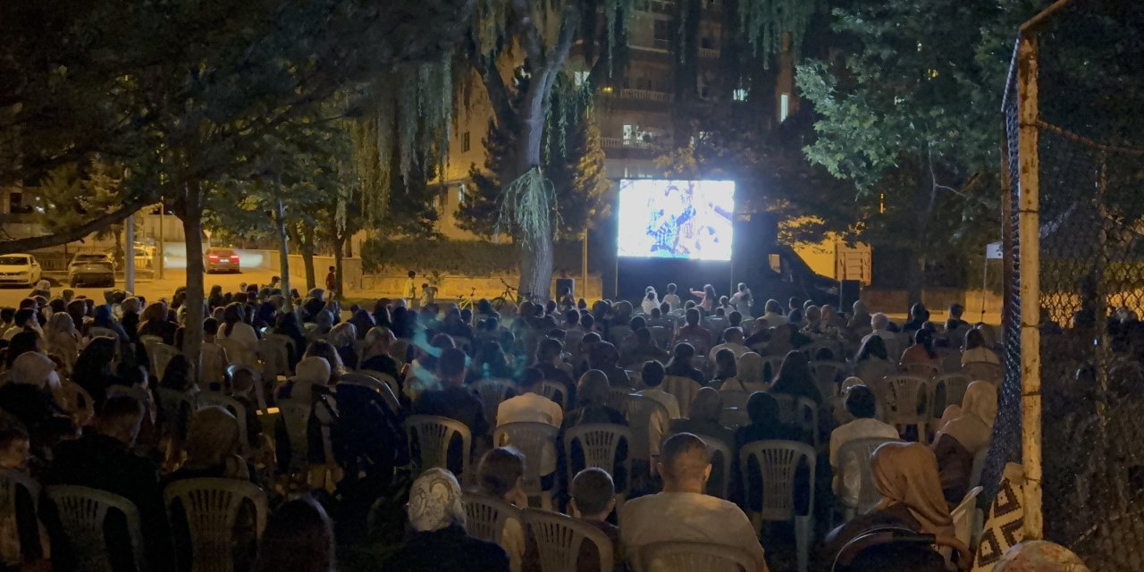 Sivas'ta farklı kuşaklar açık hava sinemasında buluştu