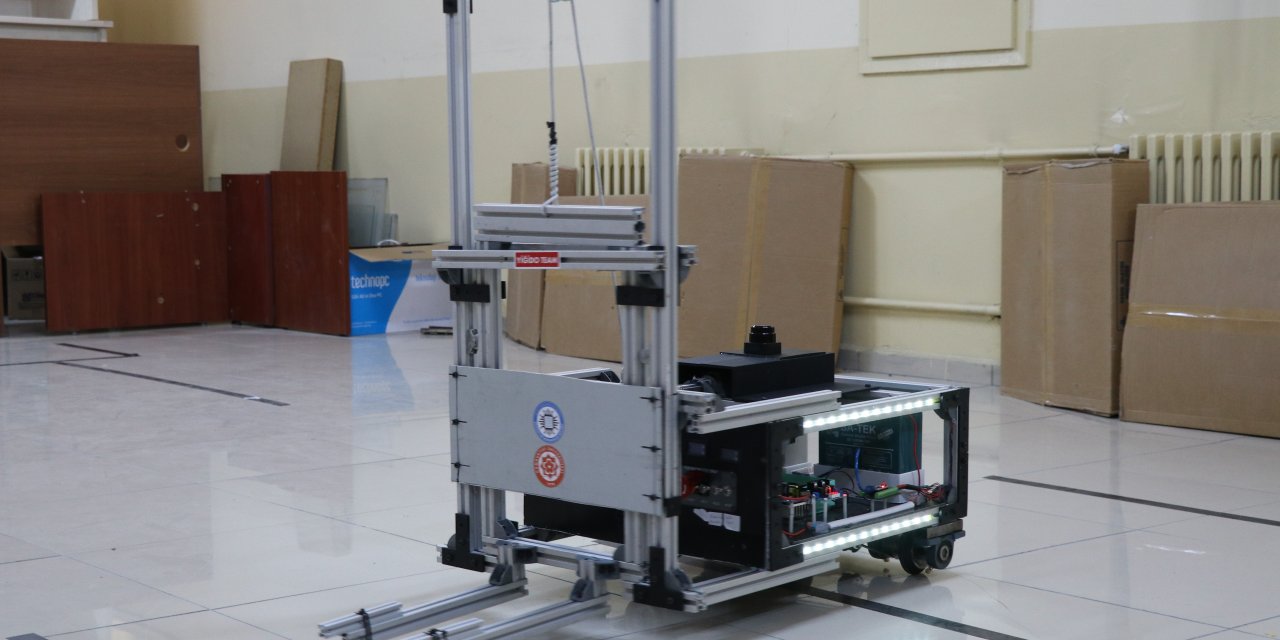Sivas'ta öğrenciler insan gücünü azaltacak yapay zekalı forklift geliştirdi