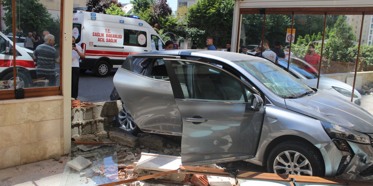 Kaza yapan otomobil fırına girdi