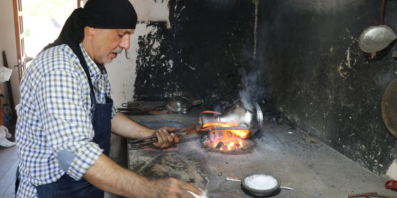 Sivas'ta yarım asırdır 'bakır kapları' ayna gibi parlatıyor