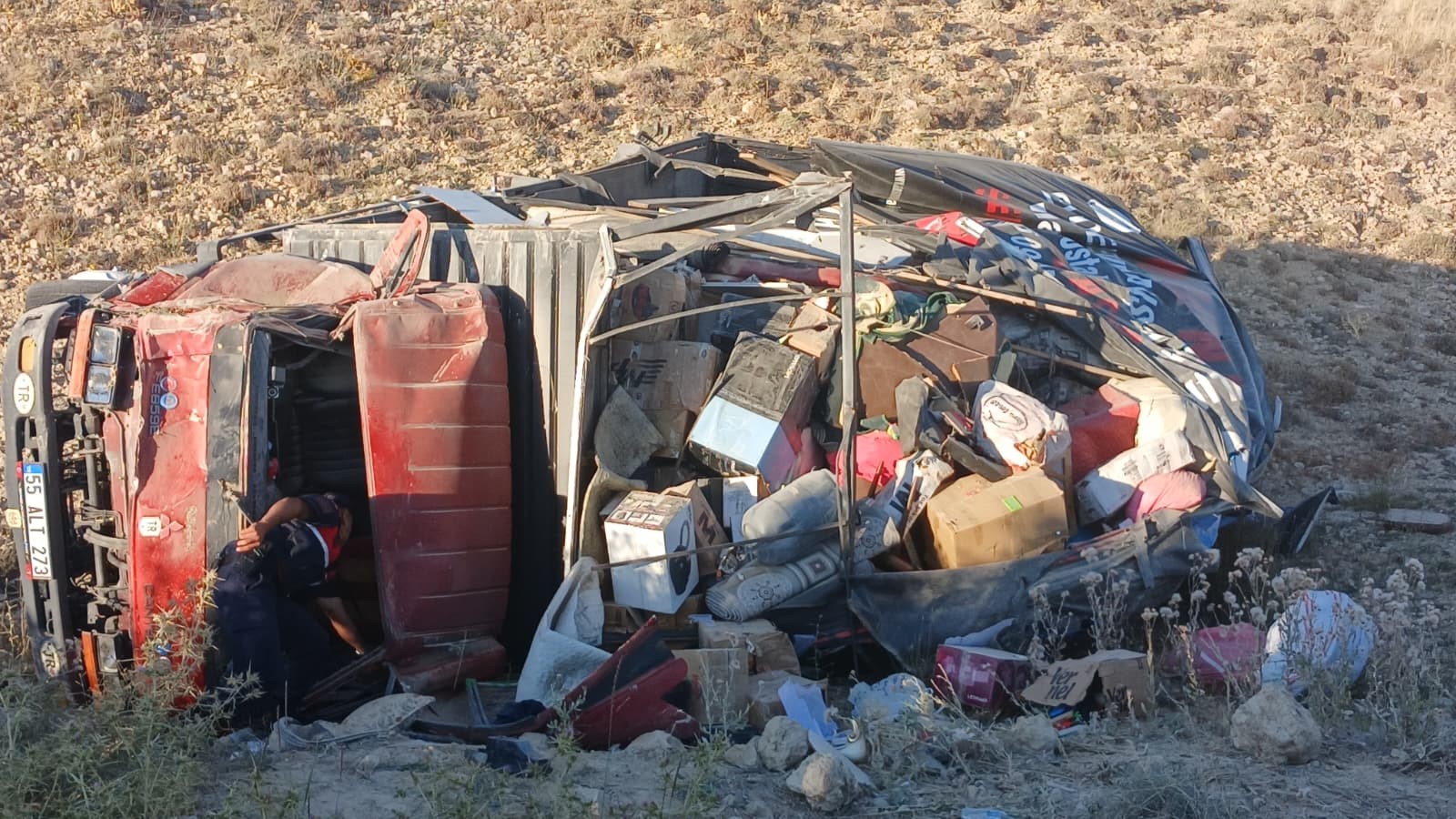 Sivas'ta kontrolden çıkan kamyon devrildi, 2 kişi yaralandı
