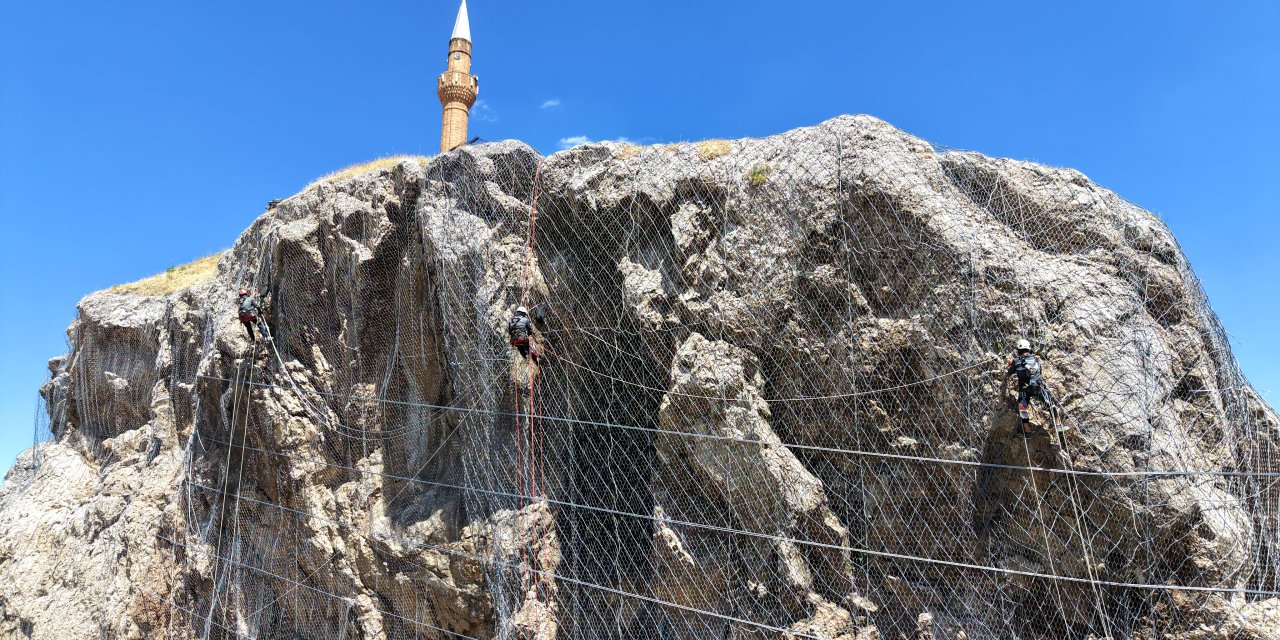 Sivas'ın sembol kayalıkları çelik ağlarla örüldü