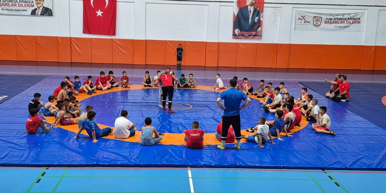 Güreşin minik yıldızları Sivas’ta kamp yapıyor