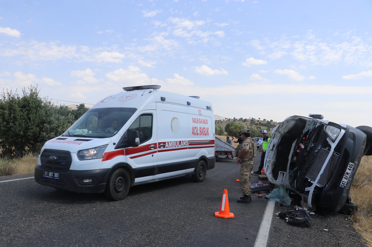 Nişan Yolunda Feci Kaza: 5 Ölü, 3’ü Ağır 11 Yaralı