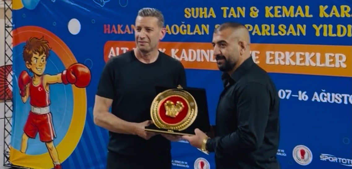 Suat Hekimoğlu'ndan Özkan Asanakut'a ödül