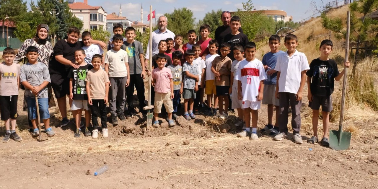 Sivas'ta çocuklar camiyi güzelleştirdi