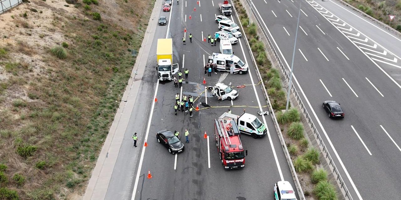 Kamyon ile otomobil çarpıştı: 2 ölü, 5 yaralı
