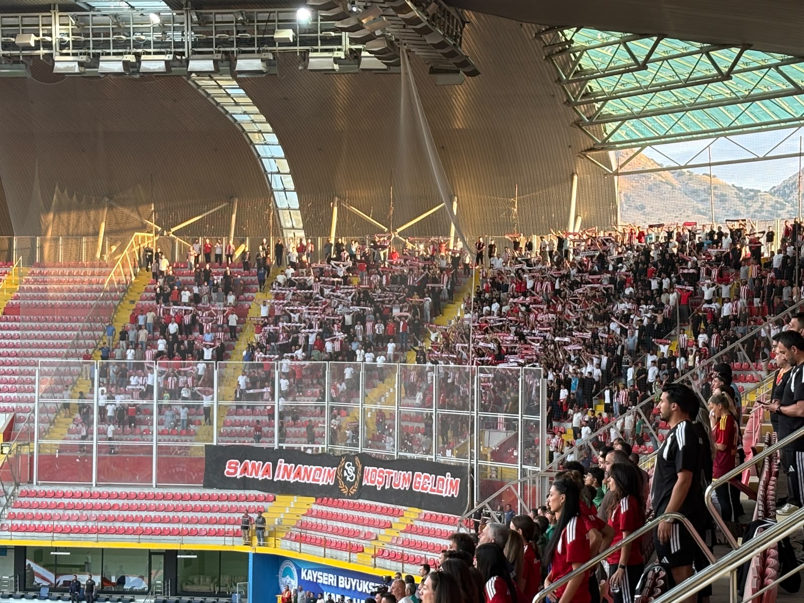Kayseri’de Sivasspor taraftarı takımını yalnız bırakmadı