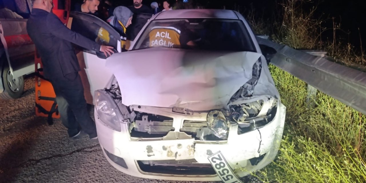 Sivas'ta otomobil bariyerlere çarptı: 3 yaralı