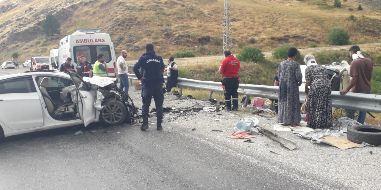 Sivas'ta fındık işçilerini taşıyan minibüs ile otomobil çarpıştı: 11 yaralı