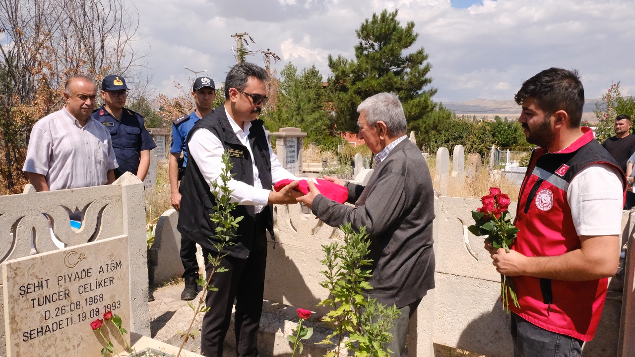 Şehit Tuncer Çeliker kabri başında anıldı