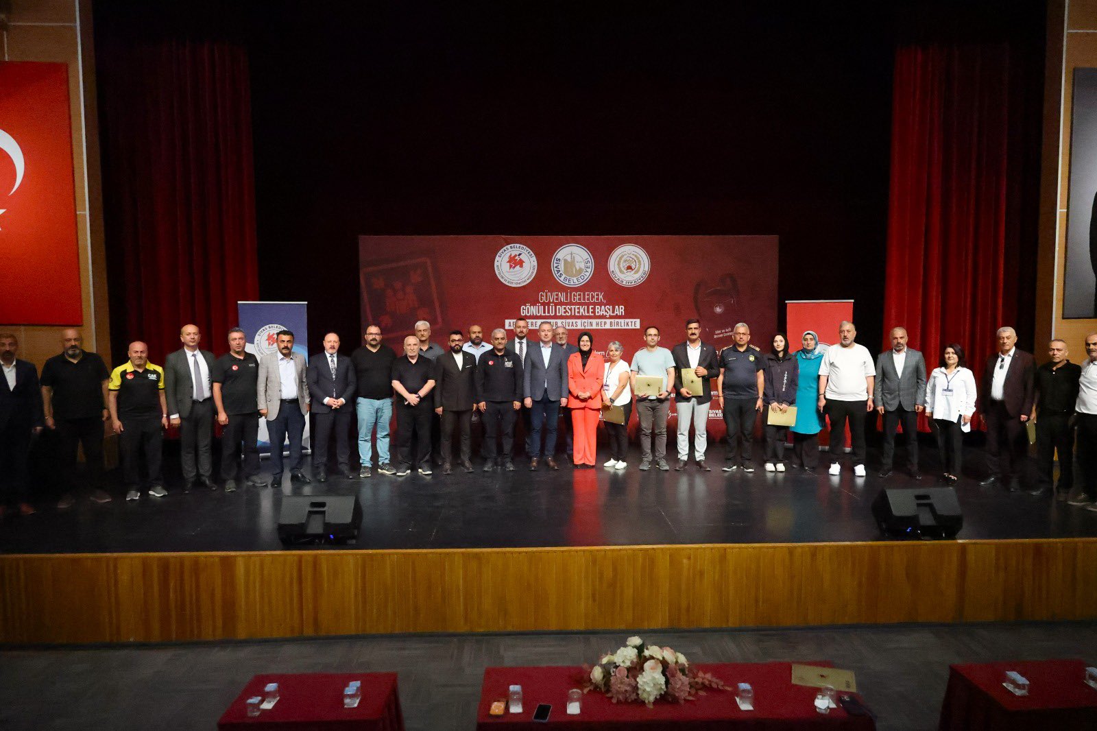 Sivas'ta afet gönüllülerine teşekkür belgesi verildi