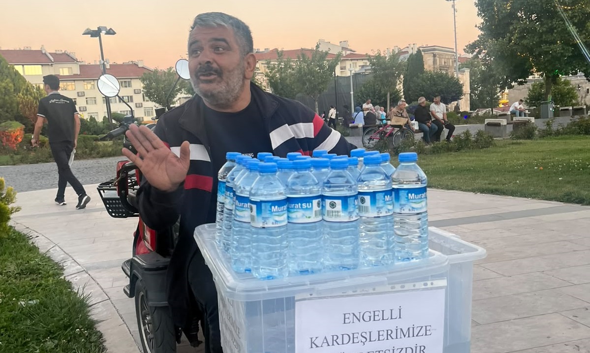 Sivas'ta engelli su satıcısından örnek davranış