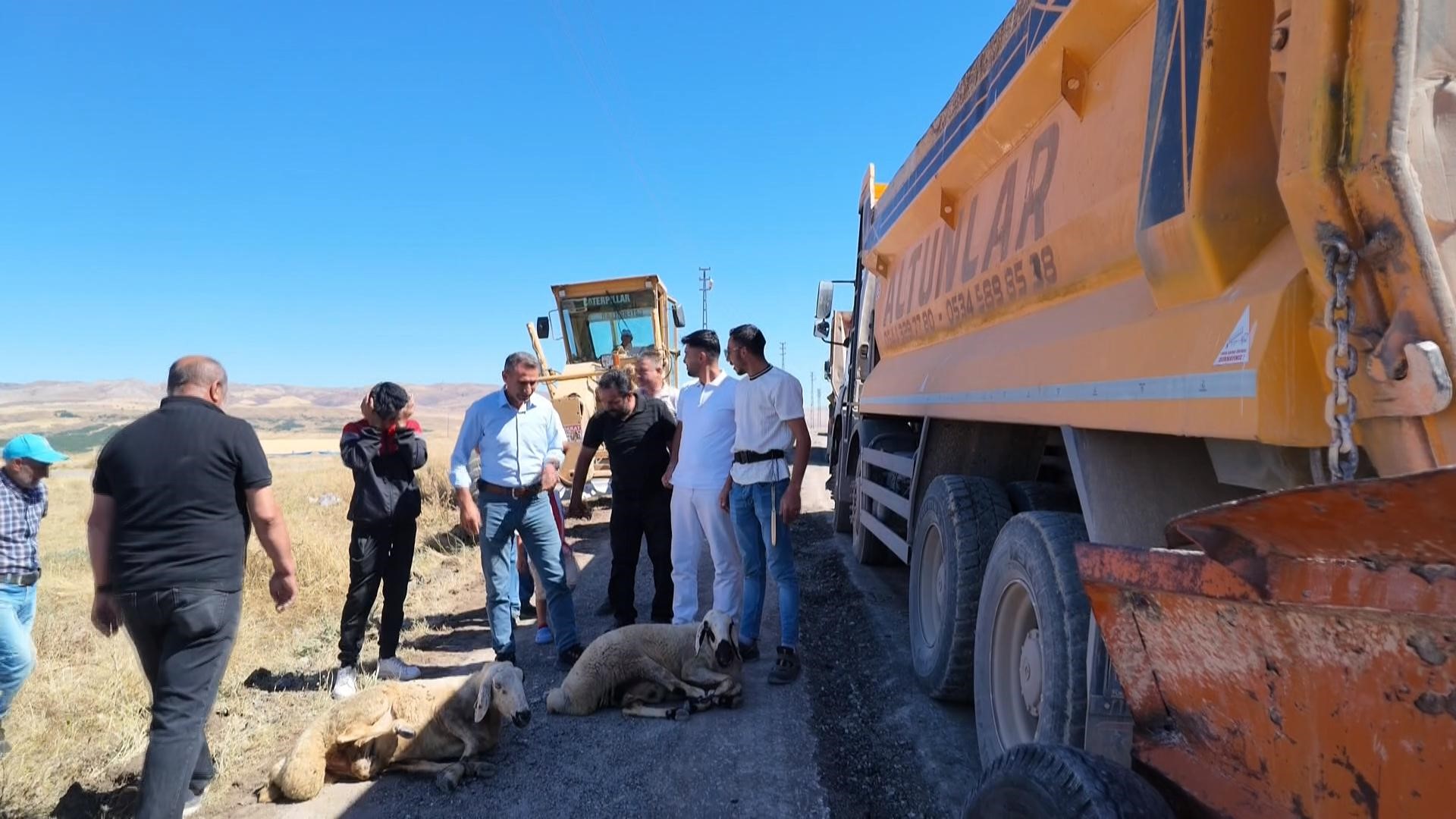 Sivas'ta 76 yıllık yol yapımı kurban kesimiyle başladı