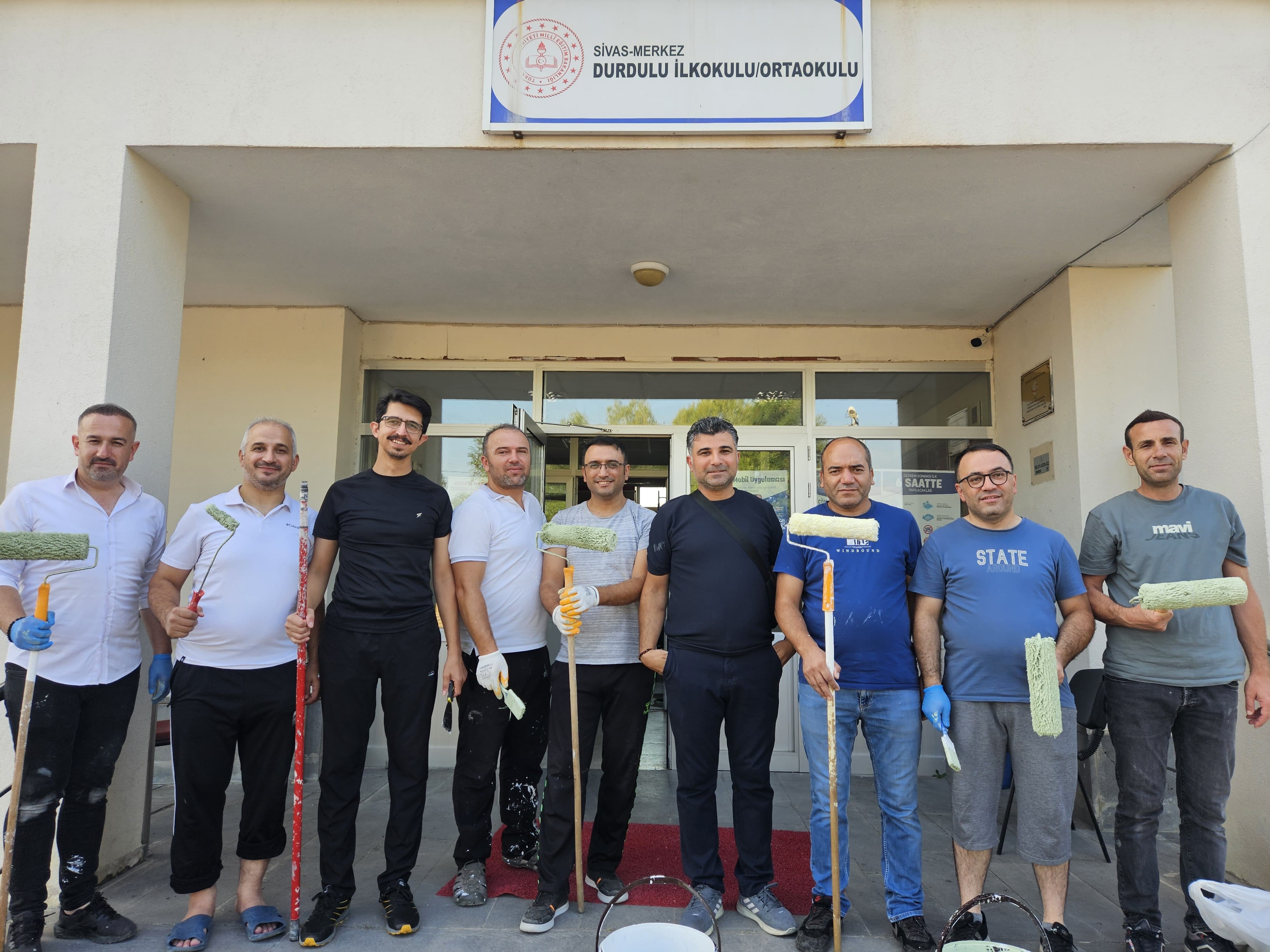 Sivas’ta eğitimciler köy okulunu el birliğiyle boyadı