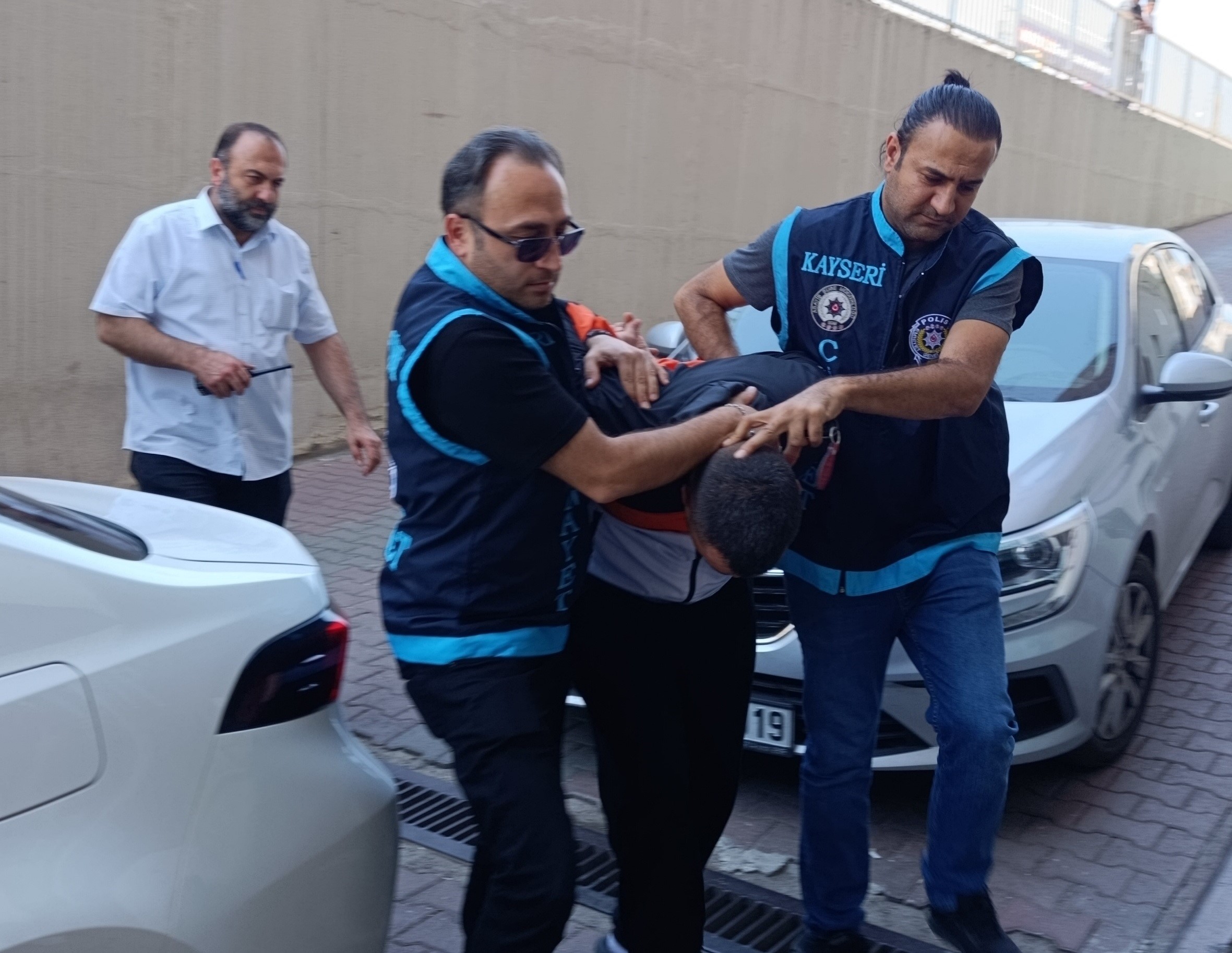 Misafir olarak gittiği evin sahibini bıçaklayarak öldürdü