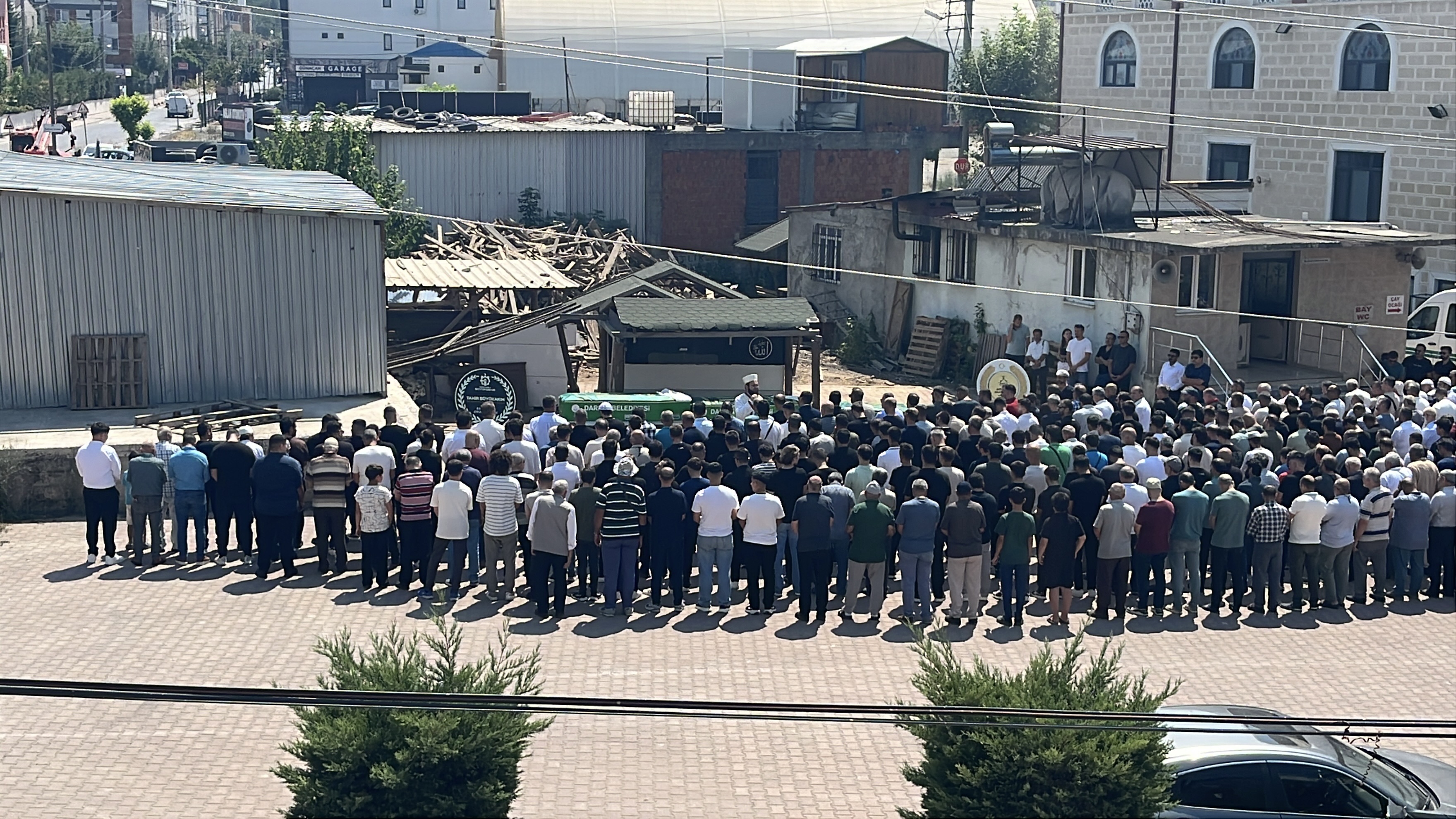 Denizden cansız bedenleri çıkarılan kardeşlere veda