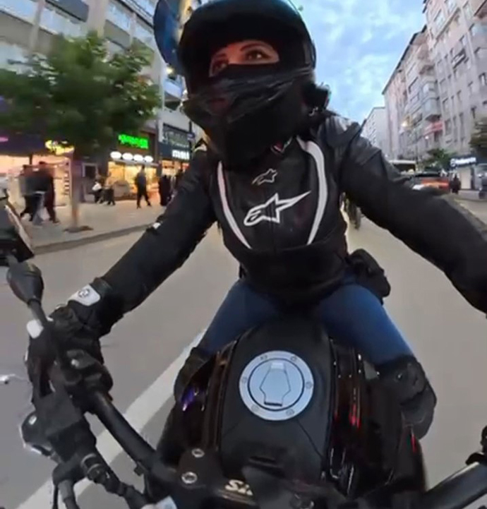 Sivas’ta kadın motosikletçi takla attı